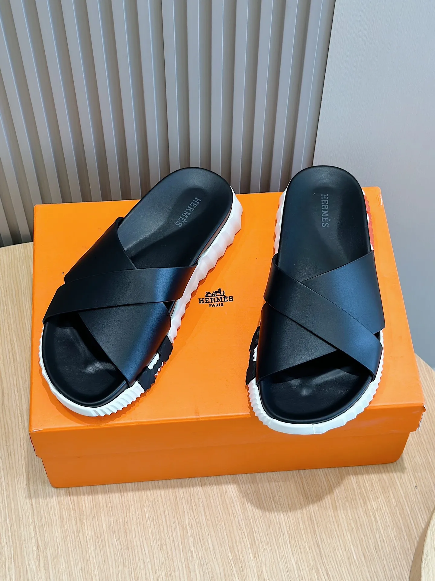 Factory price: 360💰Hermès [HERMÈS] Top Herme*H Home Hermès Men's Sandals and Slippers-Original Reproduction. Purchase the original version and make it one to one. The outsole is privately molded. The color of the outsole corresponding to each color is the same as the original version. Come to those who know the stuff 💪 The ultra-light soles are designed in contrasting colors, and they feel so comfortable on your feet! Calfskin, cowhide feet, private model outsole. Size: 39-44 (customized at 38.45)
